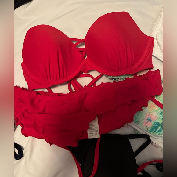 Bathing suits - Picture 2 of 4